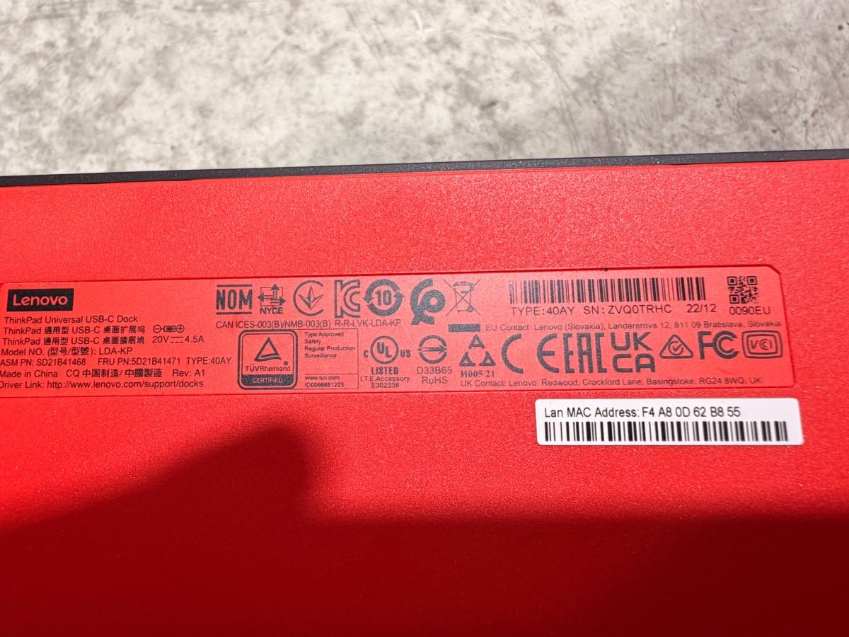 9 stk. skjermer med Lenovo USB-C dokkingstasjoner og tilbehør