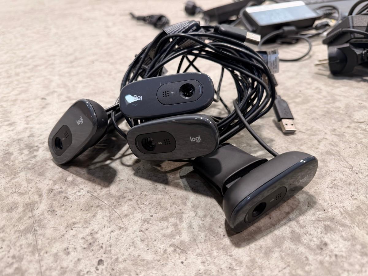 9 stk. skjermer med Lenovo USB-C dokkingstasjoner og tilbehør