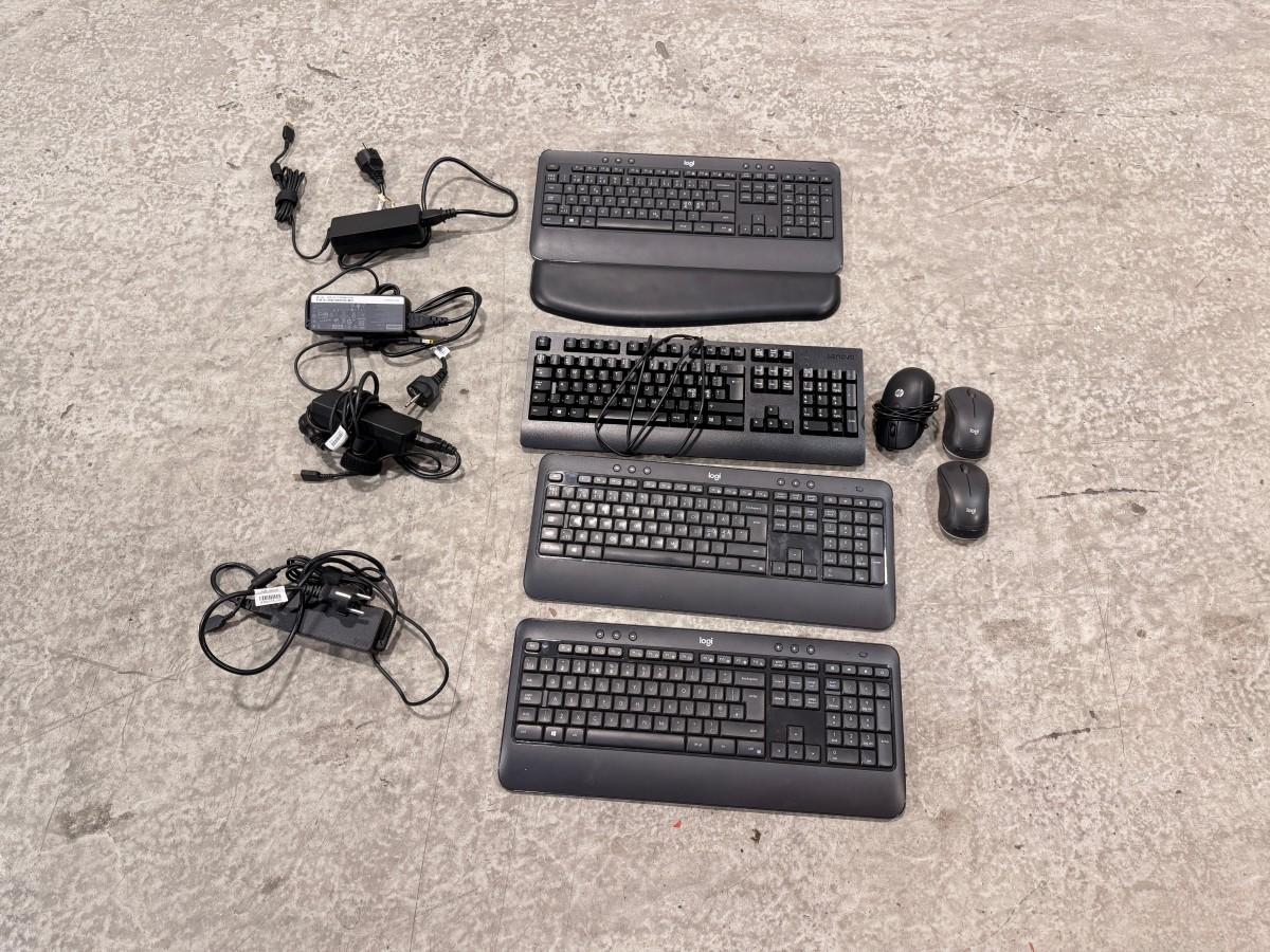 9 stk. skjermer med Lenovo USB-C dokkingstasjoner og tilbehør