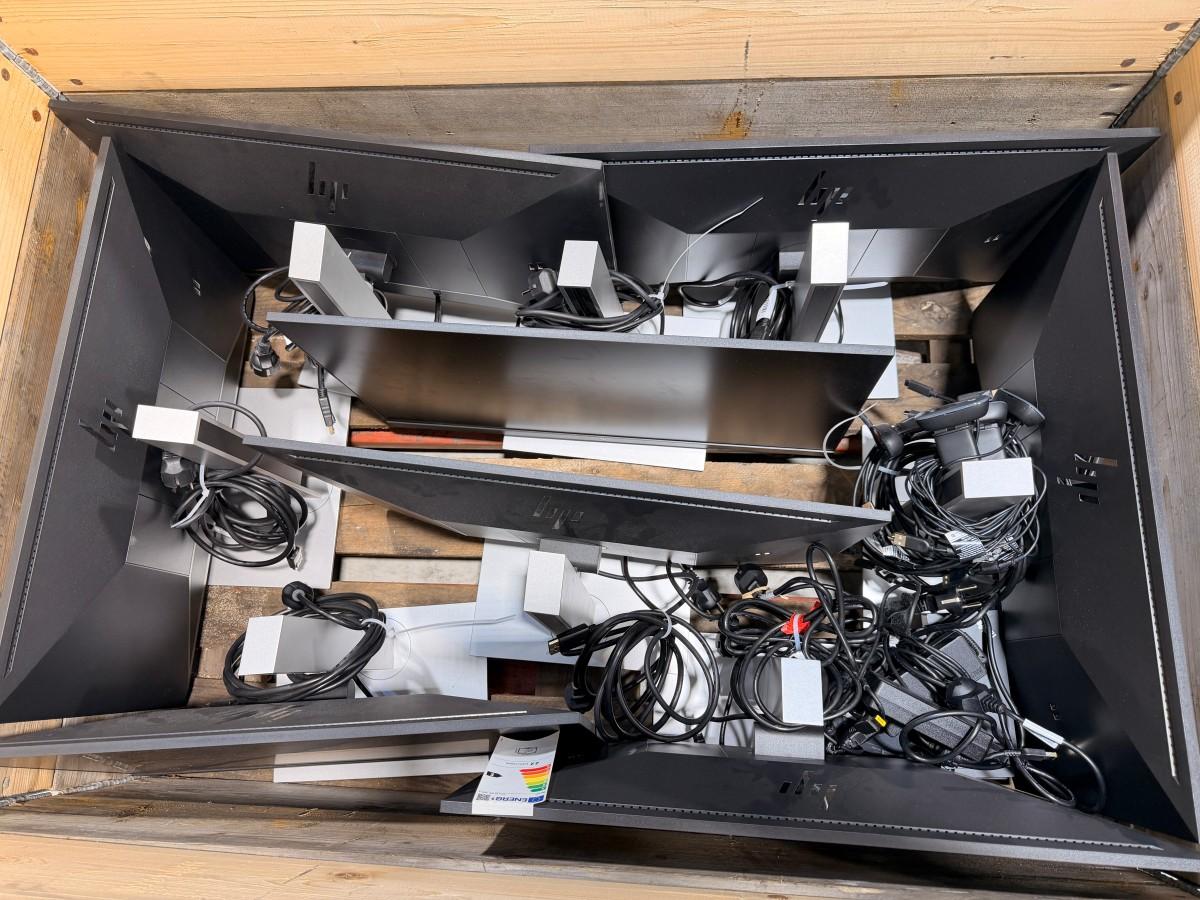 9 stk. skjermer med Lenovo USB-C dokkingstasjoner og tilbehør