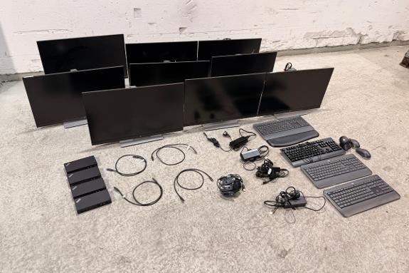 9 stk. skjermer med Lenovo USB-C dokkingstasjoner og tilbehør