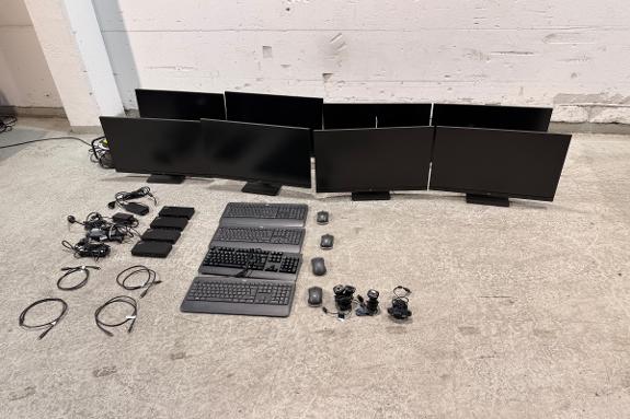 8 stk. HP P27q G4 27" QHD-skjermer med 4 stk. Lenovo ThinkPad USB-C-dokkingstasjoner