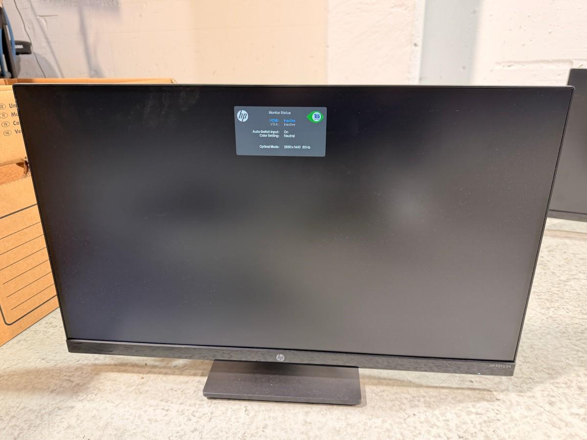 8 HP PC-skjermer med Lenovo dokkingstasjoner og tilbehør