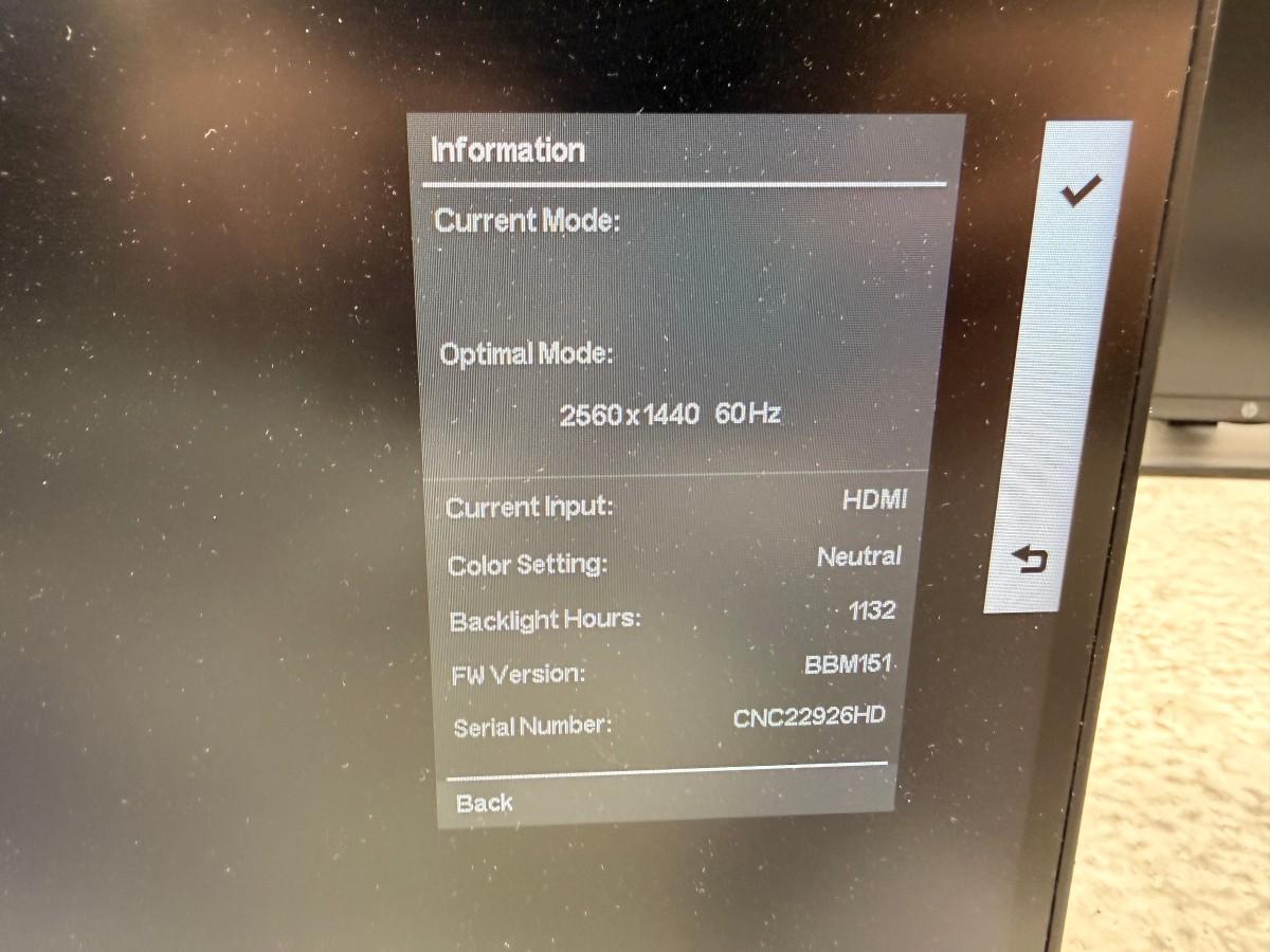 8 HP PC-skjermer med Lenovo dokkingstasjoner og tilbehør