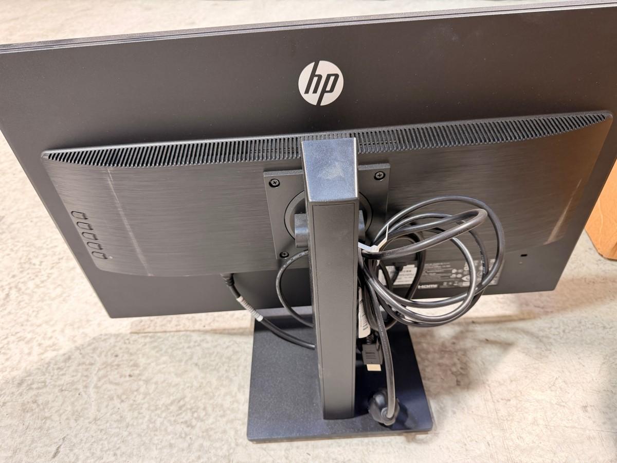 8 HP PC-skjermer med Lenovo dokkingstasjoner og tilbehør
