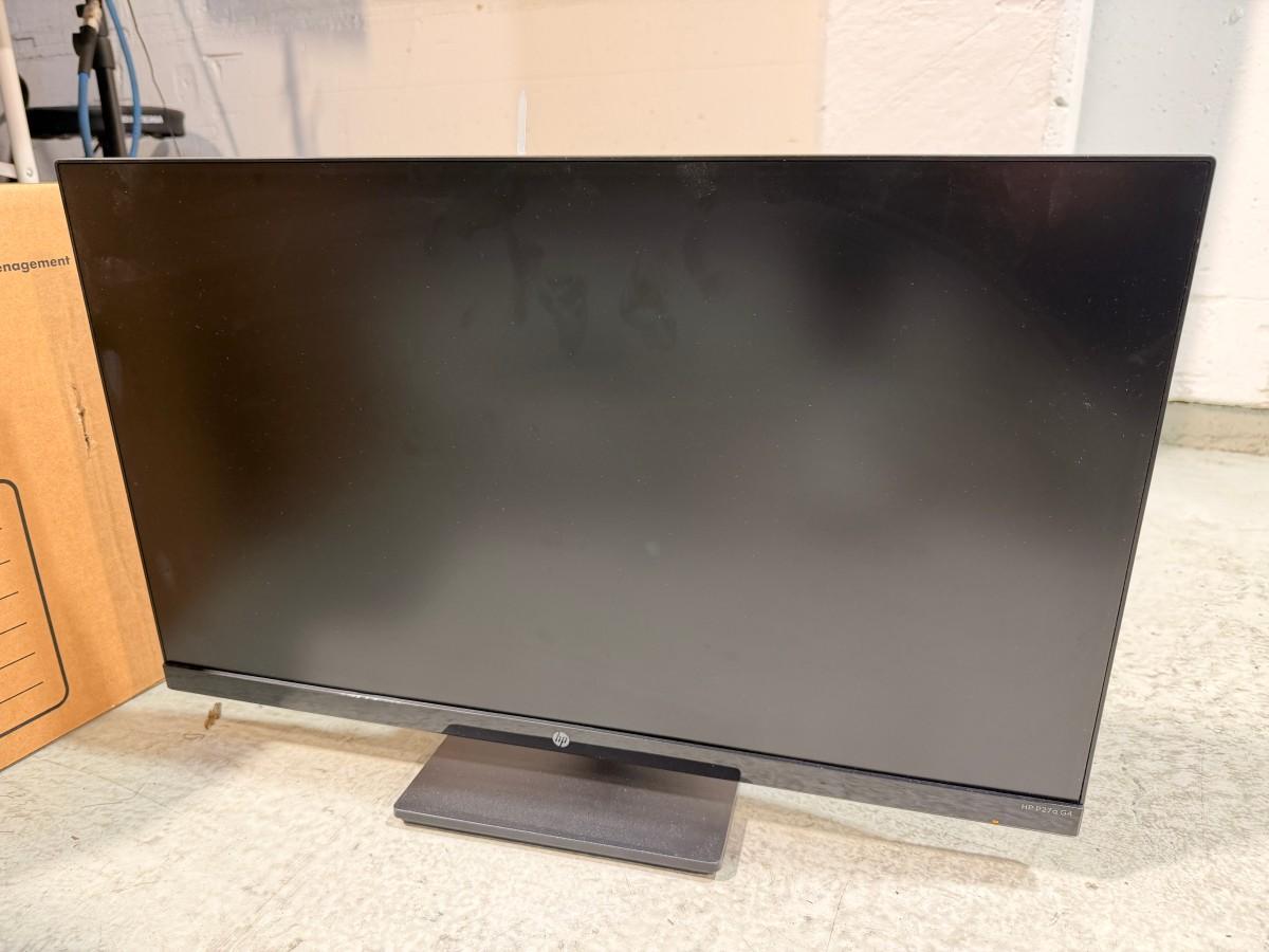 8 HP PC-skjermer med Lenovo dokkingstasjoner og tilbehør