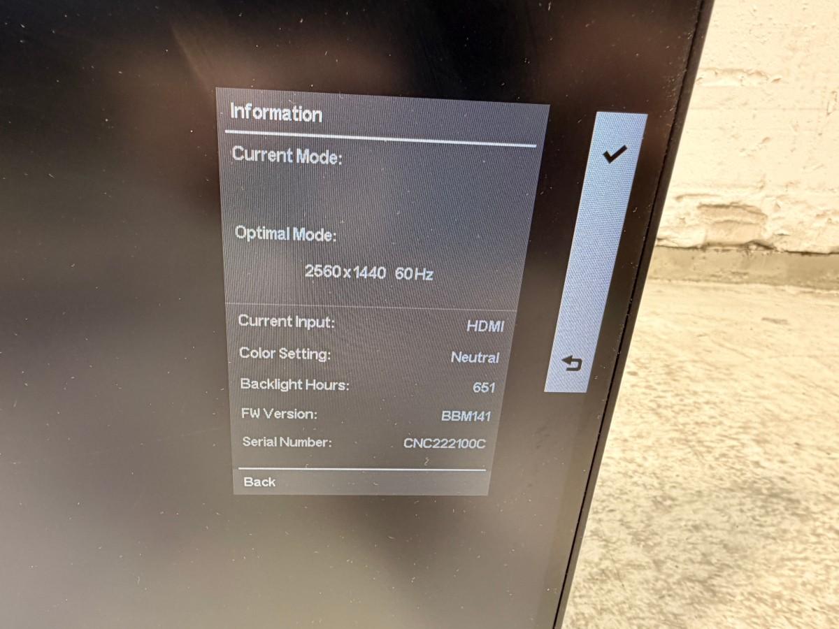 8 HP PC-skjermer med Lenovo dokkingstasjoner og tilbehør