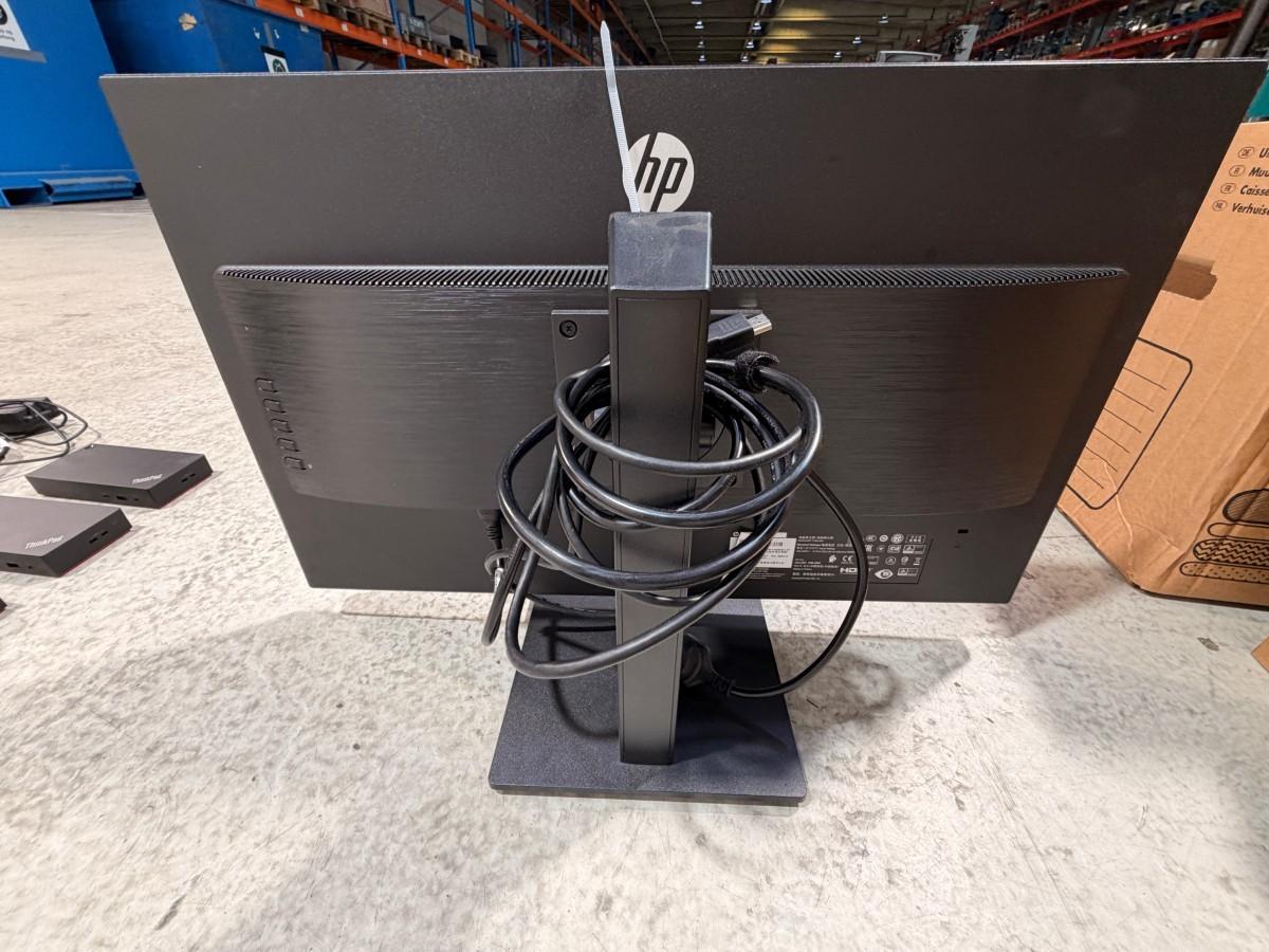 8 HP PC-skjermer med Lenovo dokkingstasjoner og tilbehør