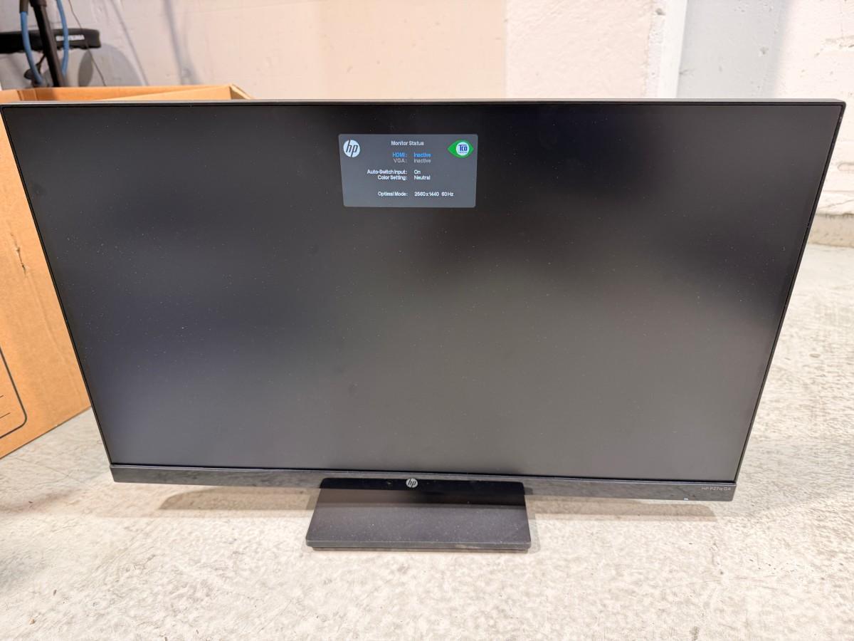 8 HP PC-skjermer med Lenovo dokkingstasjoner og tilbehør