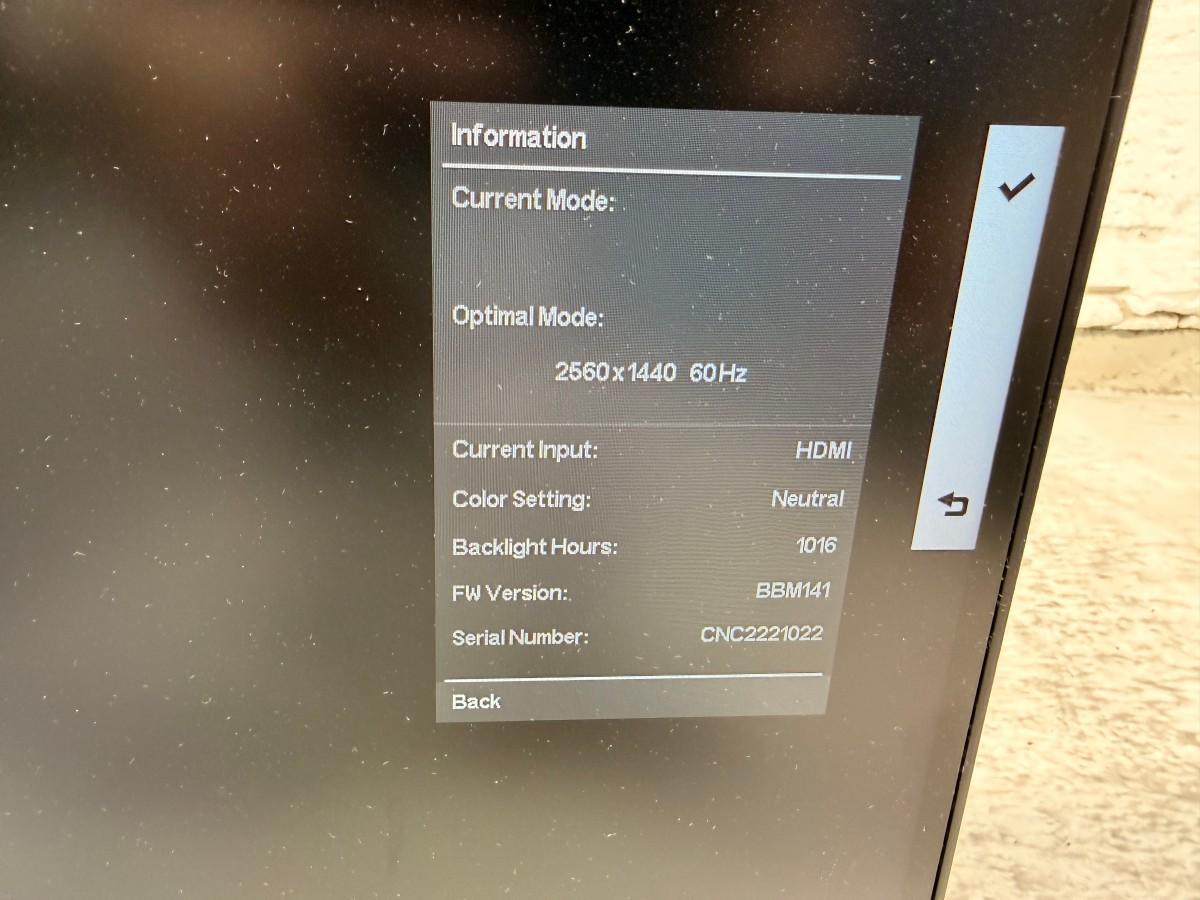 8 HP PC-skjermer med Lenovo dokkingstasjoner og tilbehør