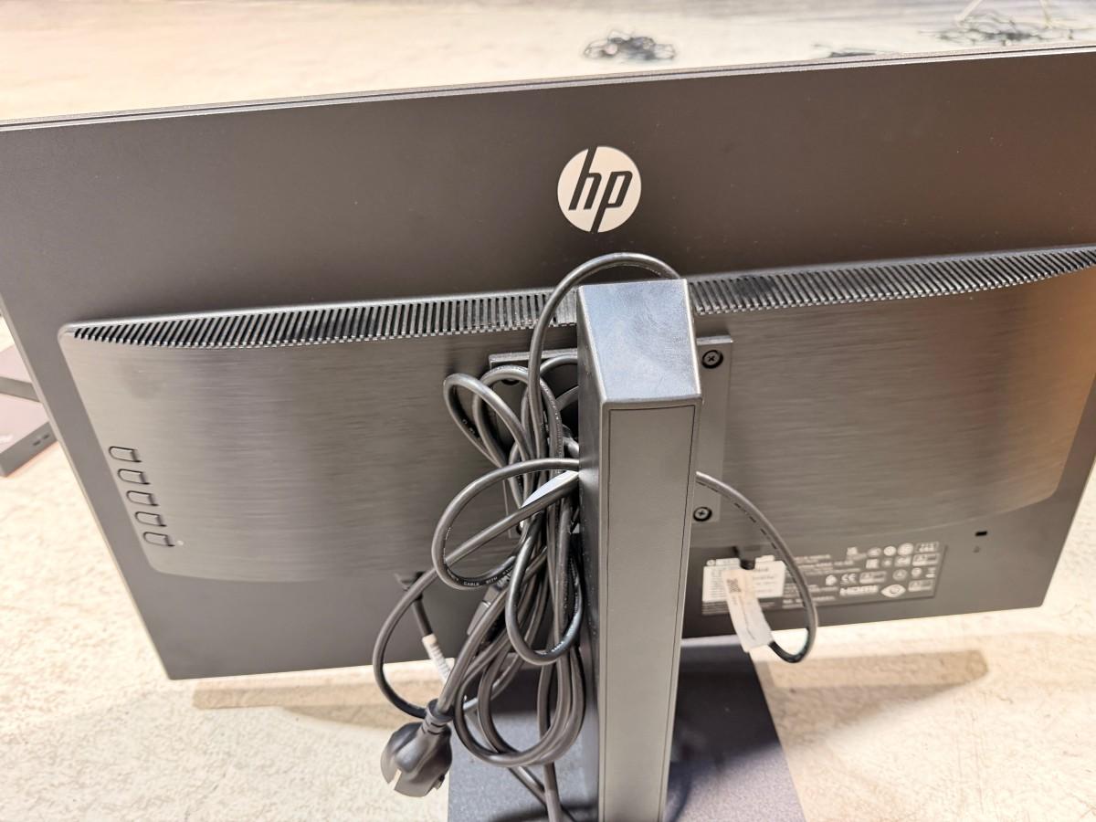 8 HP PC-skjermer med Lenovo dokkingstasjoner og tilbehør