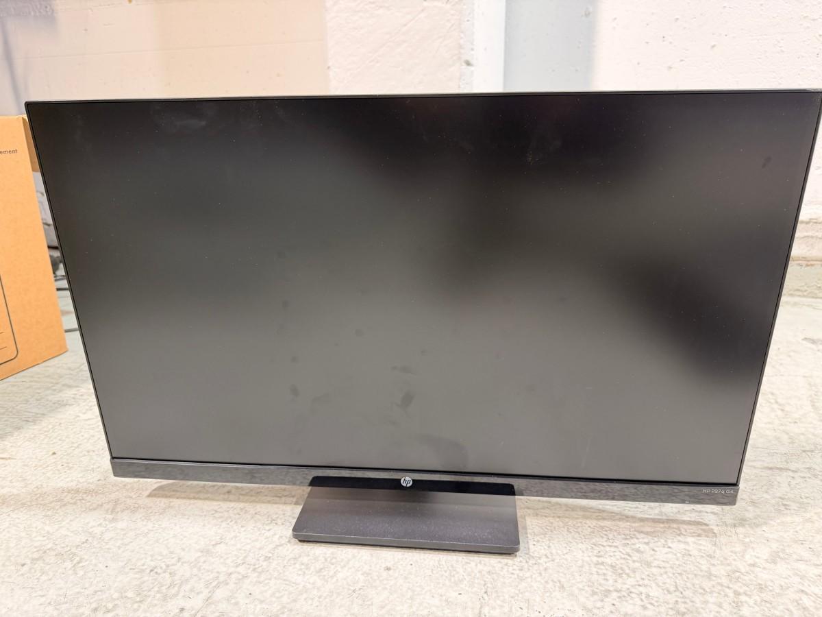 8 HP PC-skjermer med Lenovo dokkingstasjoner og tilbehør