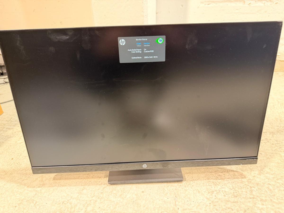 8 HP PC-skjermer med Lenovo dokkingstasjoner og tilbehør