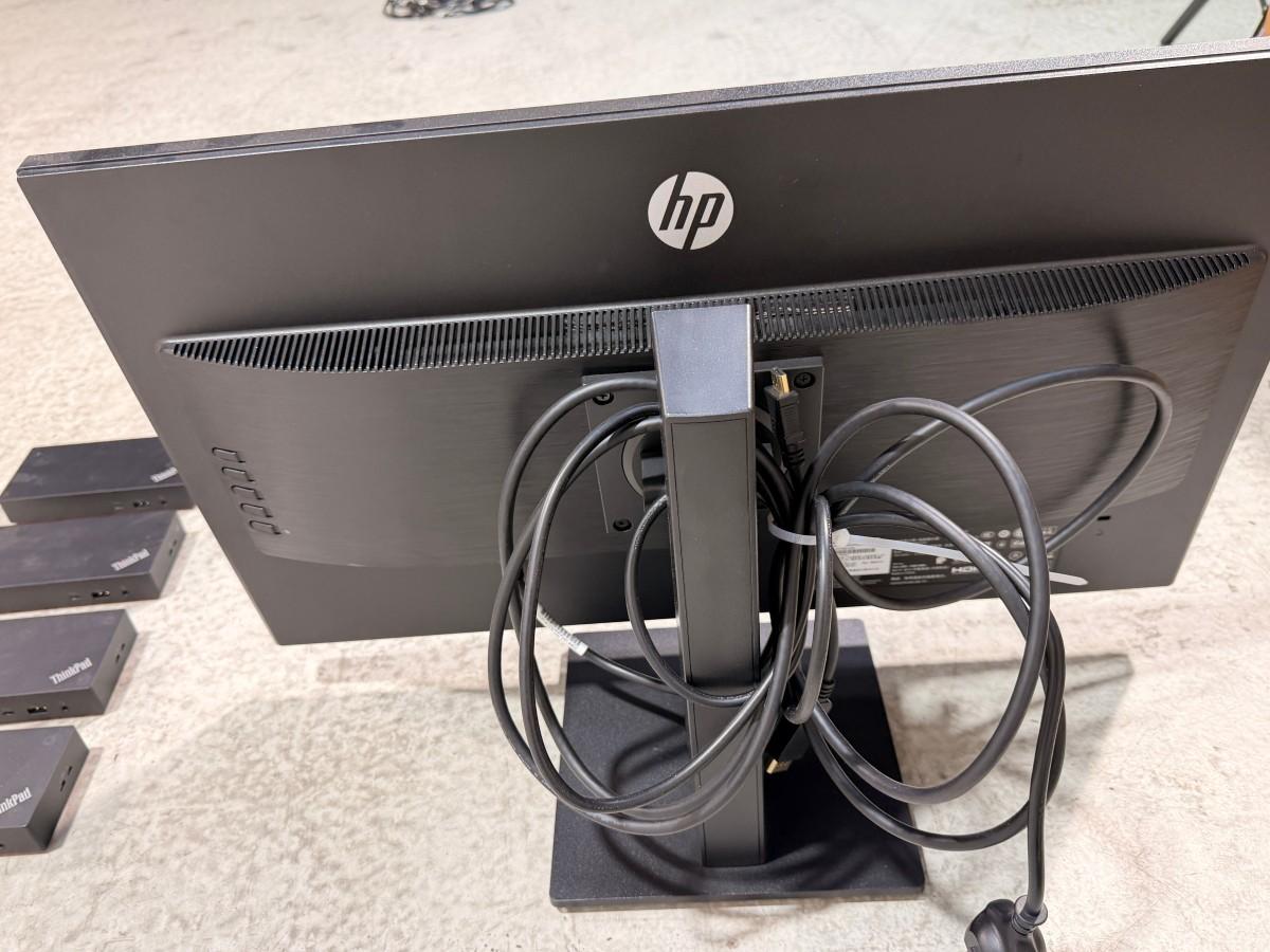 8 HP PC-skjermer med Lenovo dokkingstasjoner og tilbehør