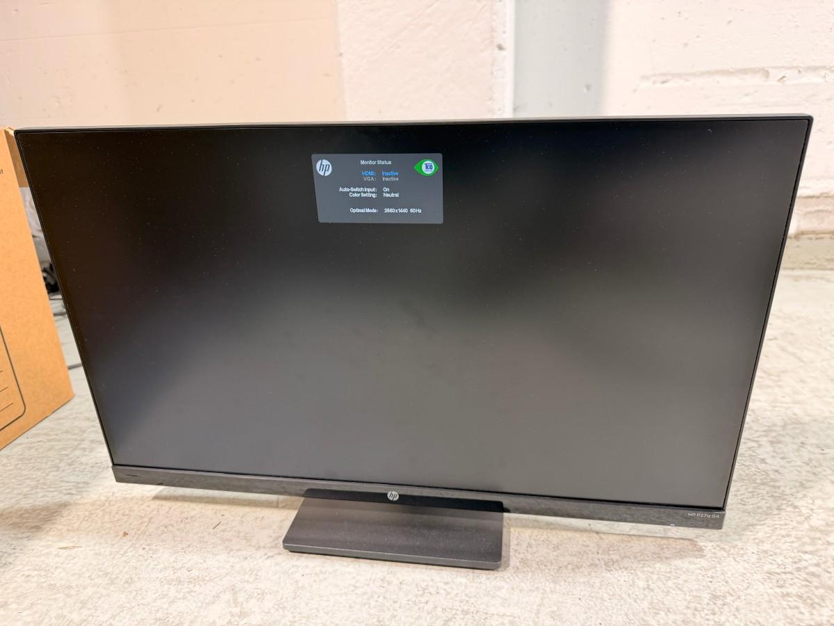 8 HP PC-skjermer med Lenovo dokkingstasjoner og tilbehør