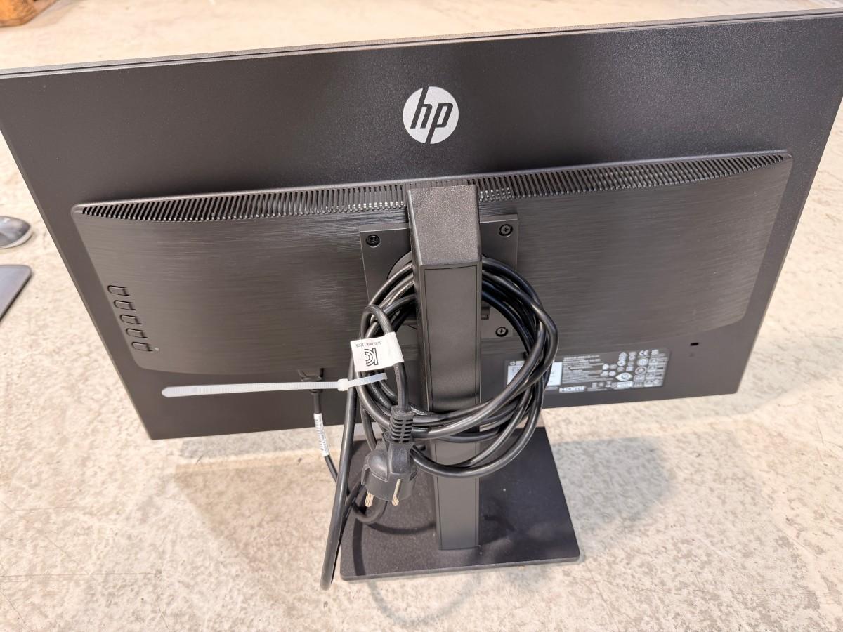 8 HP PC-skjermer med Lenovo dokkingstasjoner og tilbehør