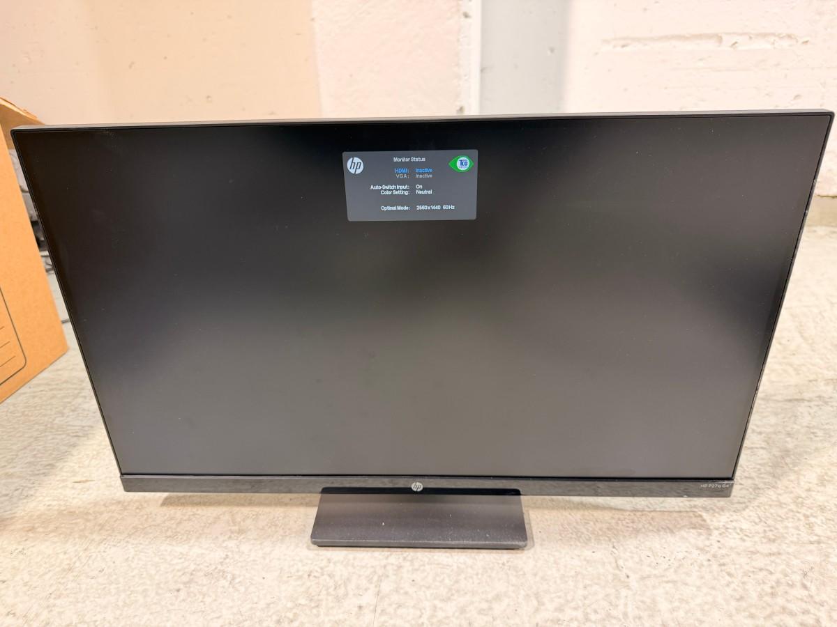 8 HP PC-skjermer med Lenovo dokkingstasjoner og tilbehør