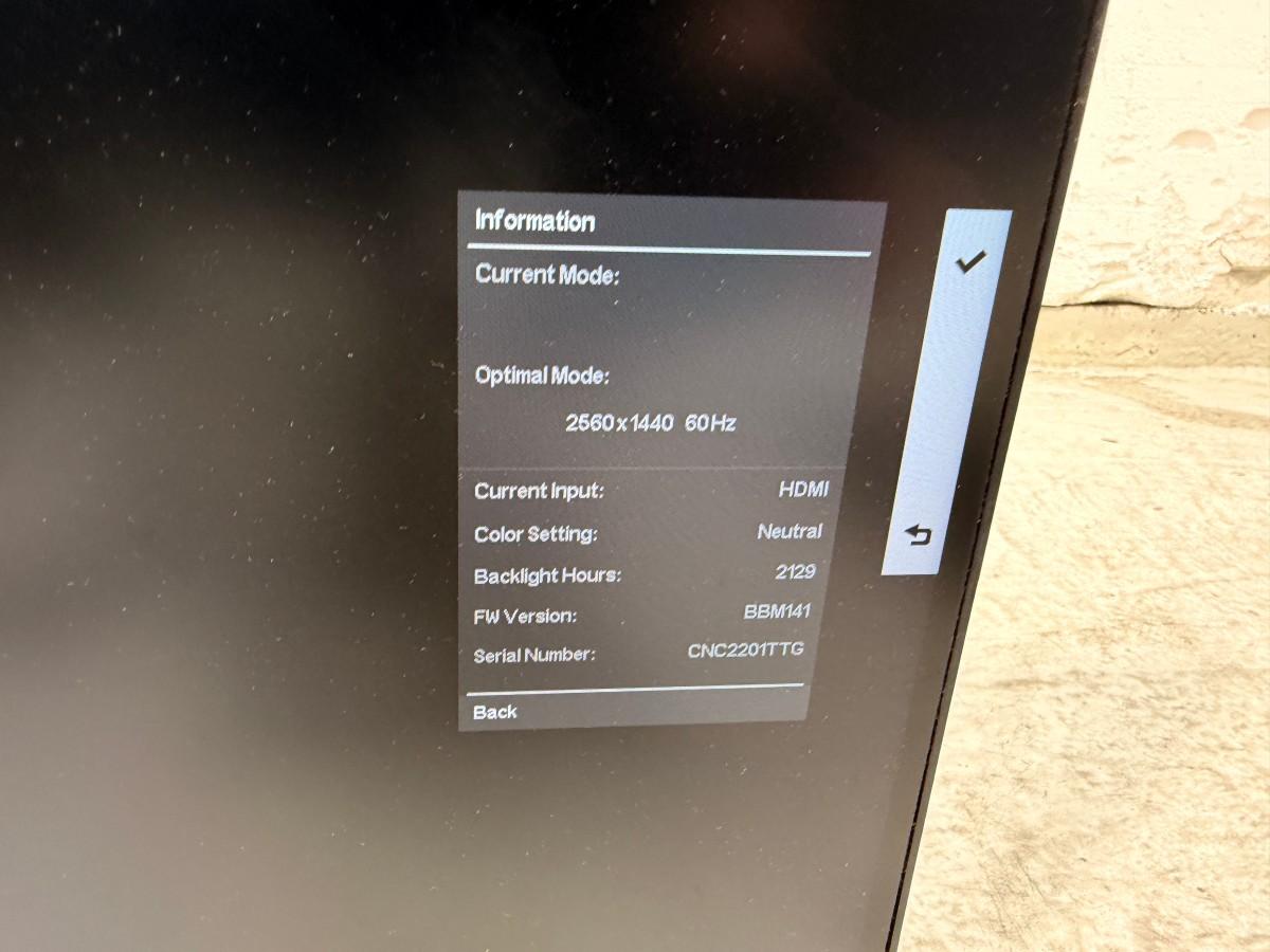 8 HP PC-skjermer med Lenovo dokkingstasjoner og tilbehør