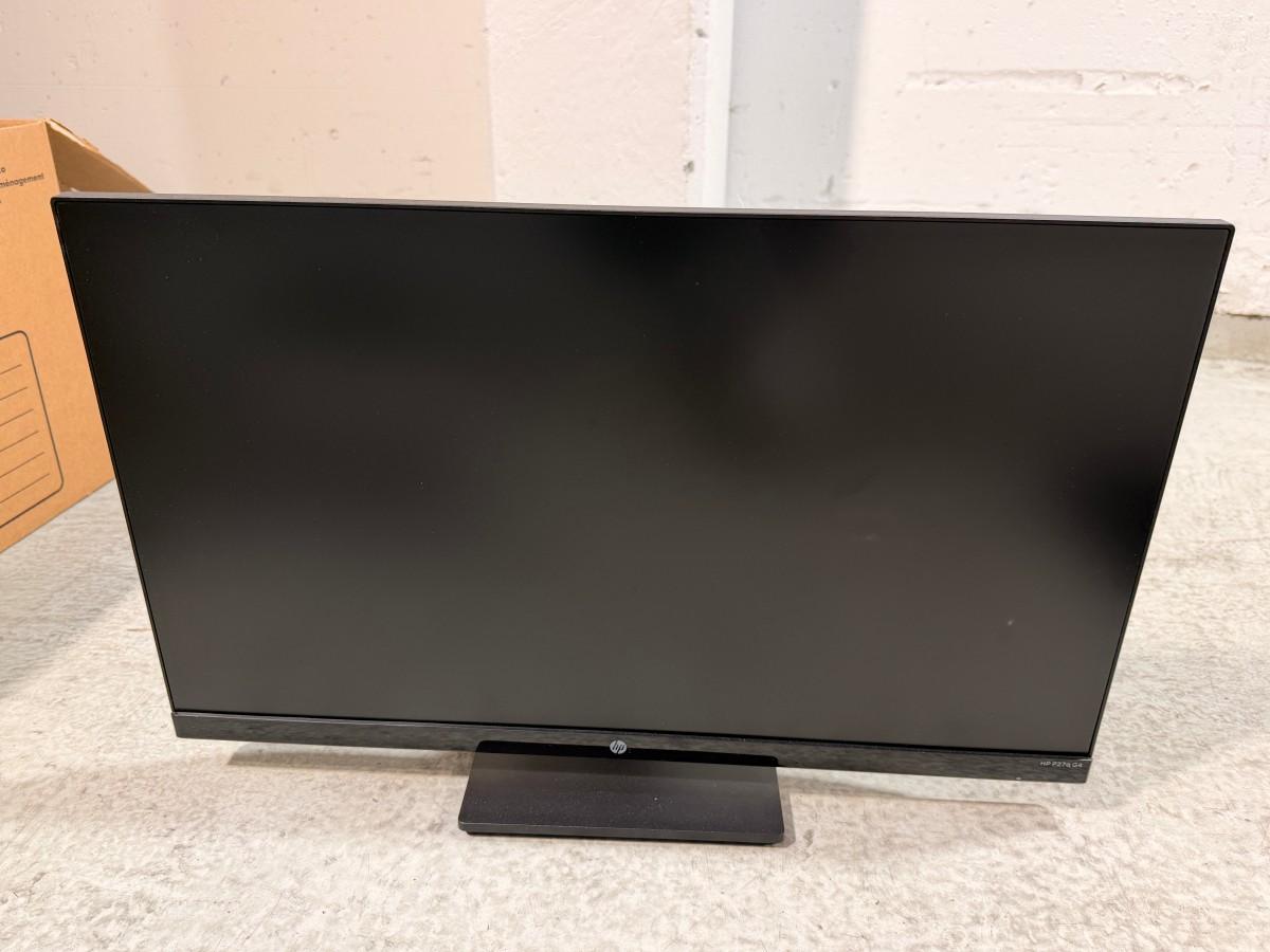 8 HP PC-skjermer med Lenovo dokkingstasjoner og tilbehør