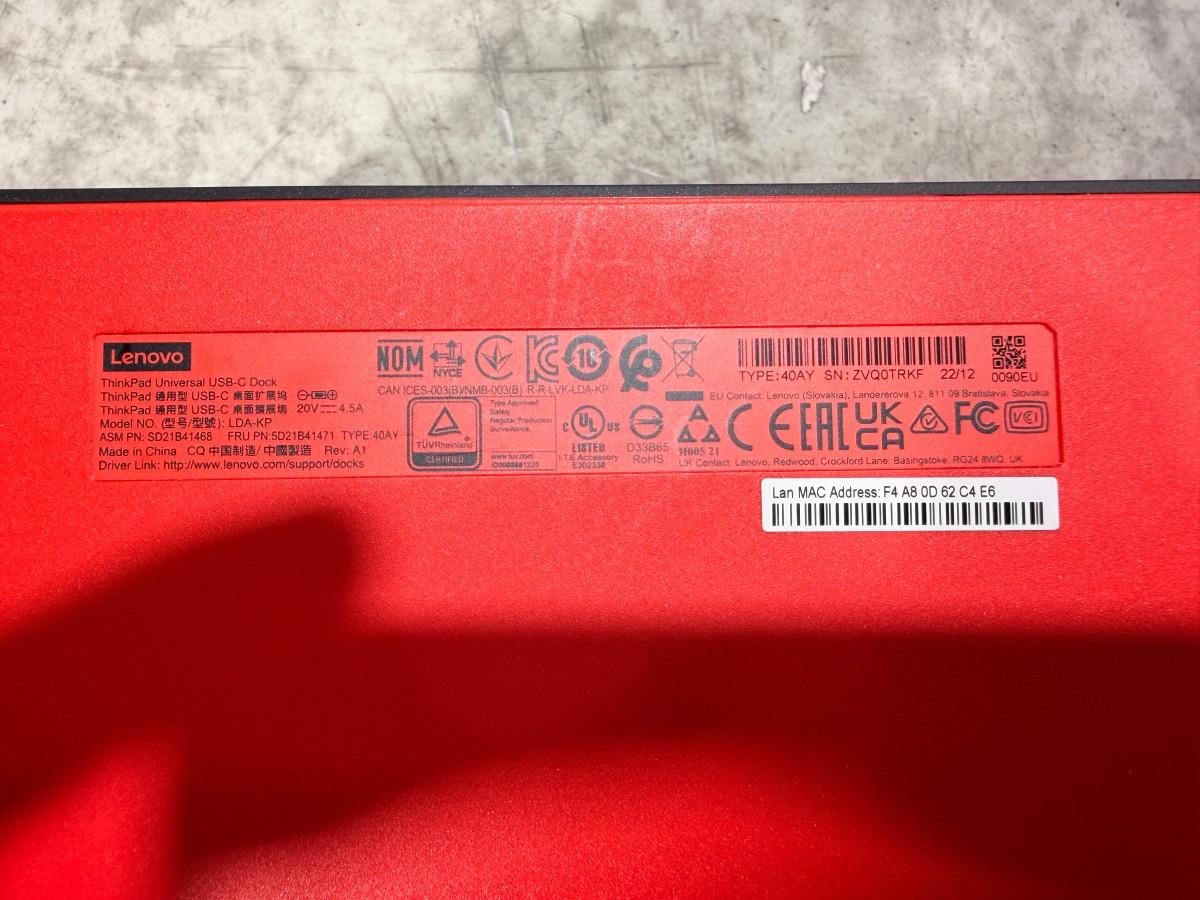 8 HP PC-skjermer med Lenovo dokkingstasjoner og tilbehør