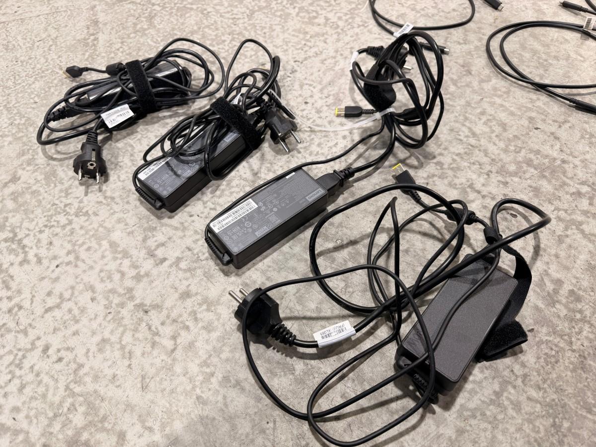 8 HP PC-skjermer med Lenovo dokkingstasjoner og tilbehør