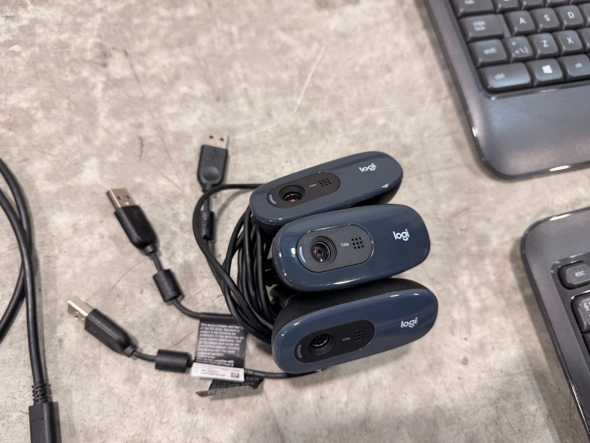 8 HP PC-skjermer med Lenovo dokkingstasjoner og tilbehør