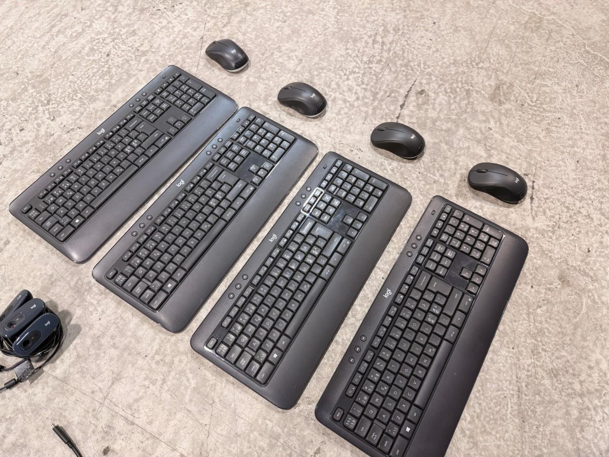 8 HP PC-skjermer med Lenovo dokkingstasjoner og tilbehør