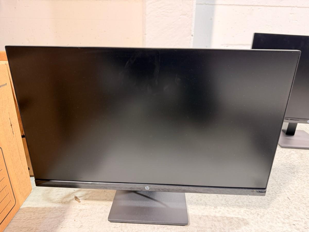 8 stk HP PC-skjermer med Lenovo ThinkPad USB-C-dokkingstasjoner og datautstyr