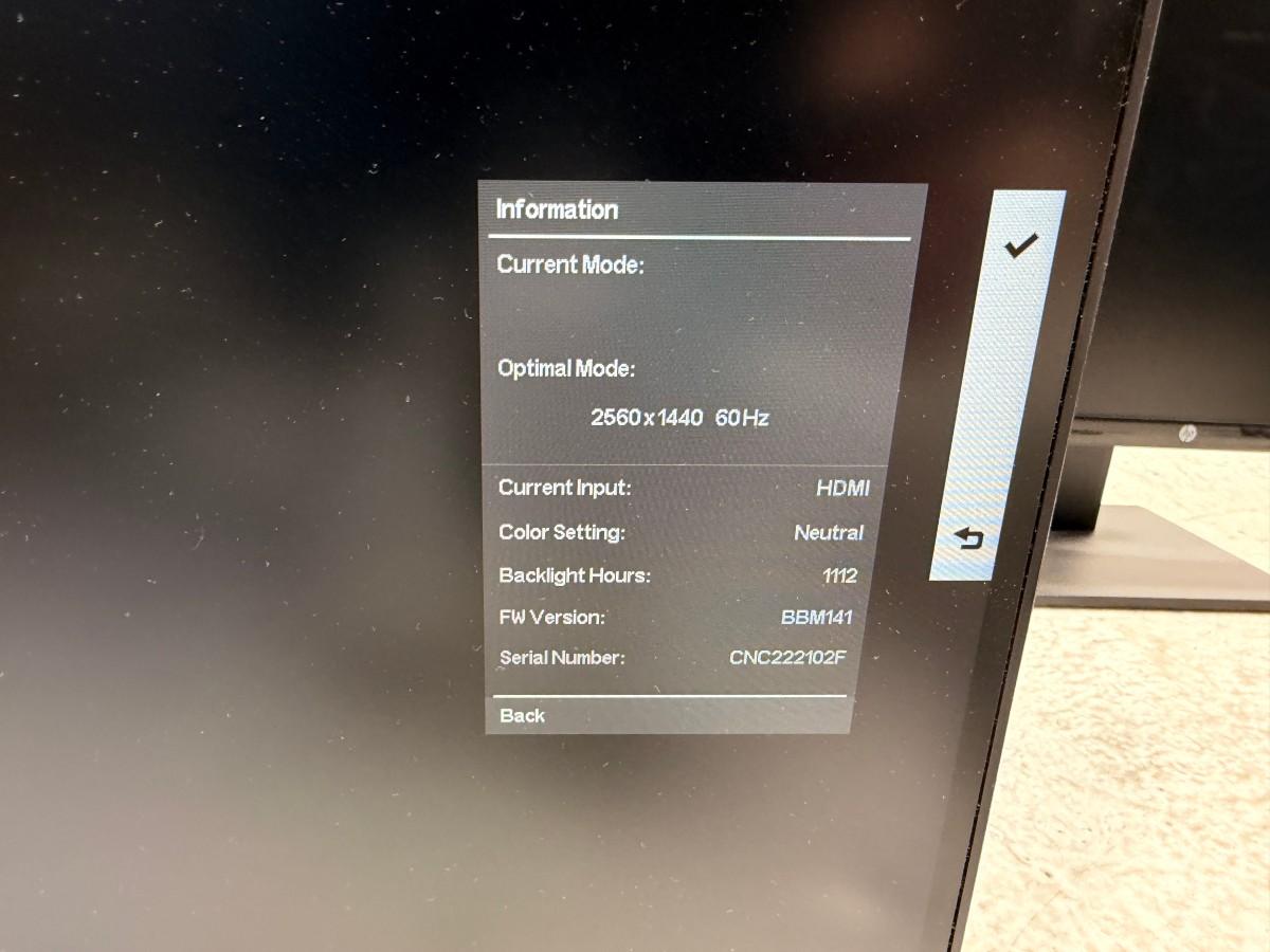 8 stk HP PC-skjermer med Lenovo ThinkPad USB-C-dokkingstasjoner og datautstyr