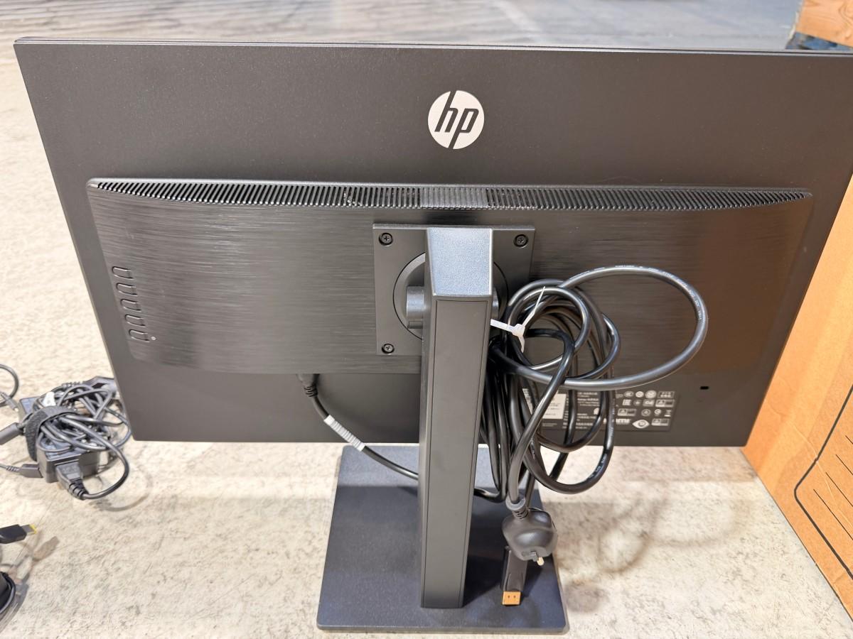 8 stk HP PC-skjermer med Lenovo ThinkPad USB-C-dokkingstasjoner og datautstyr