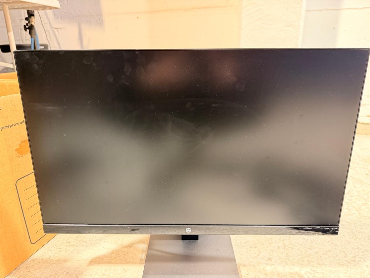 8 stk HP PC-skjermer med Lenovo ThinkPad USB-C-dokkingstasjoner og datautstyr