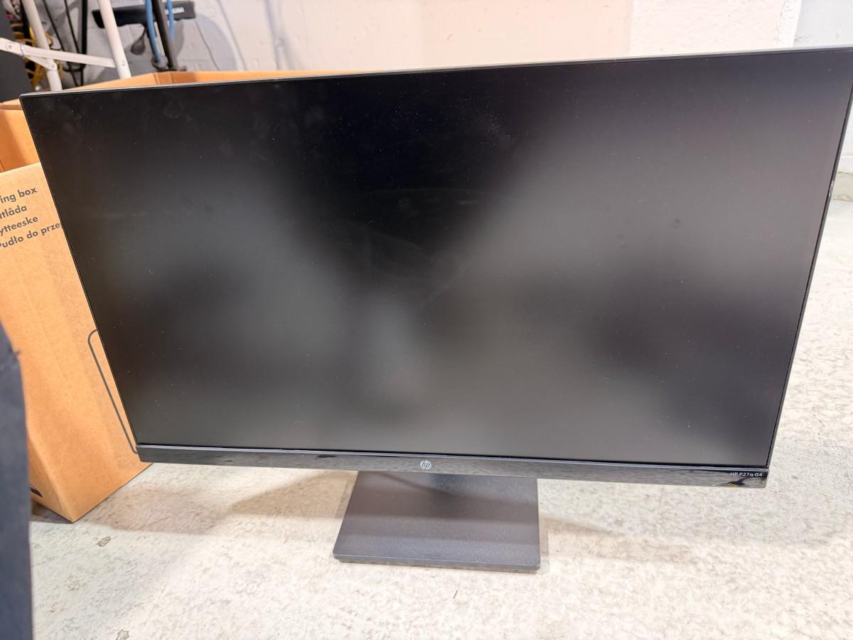 8 stk HP PC-skjermer med Lenovo ThinkPad USB-C-dokkingstasjoner og datautstyr