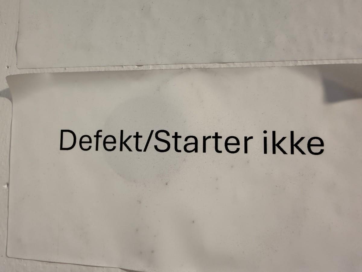 8 stk HP PC-skjermer med Lenovo ThinkPad USB-C-dokkingstasjoner og datautstyr