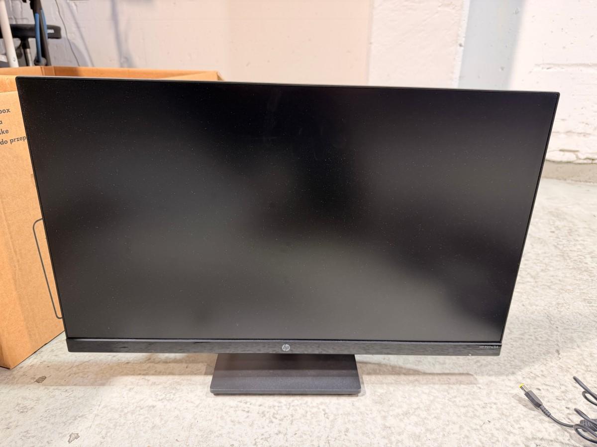 8 stk HP PC-skjermer med Lenovo ThinkPad USB-C-dokkingstasjoner og datautstyr