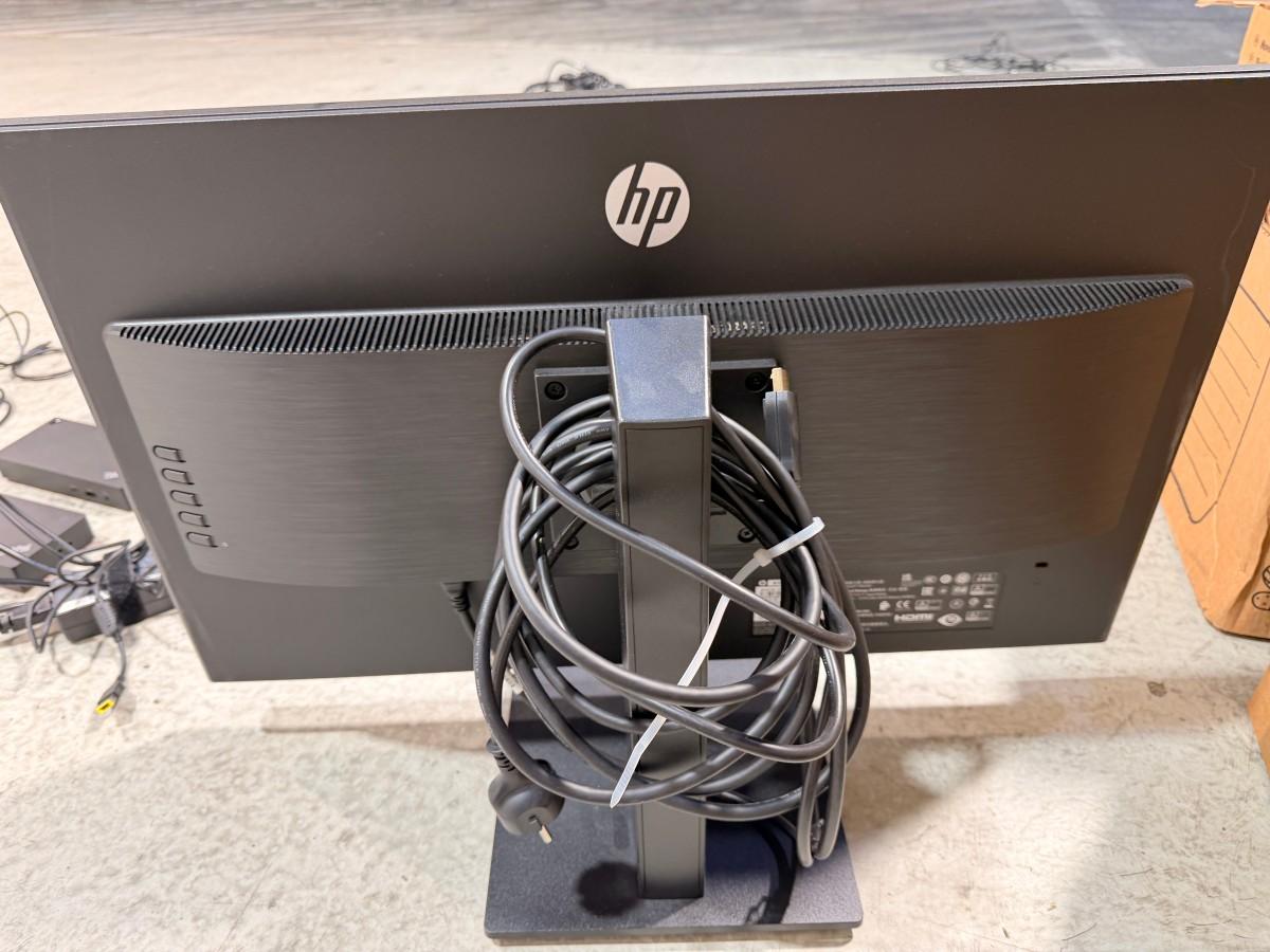 8 stk HP PC-skjermer med Lenovo ThinkPad USB-C-dokkingstasjoner og datautstyr