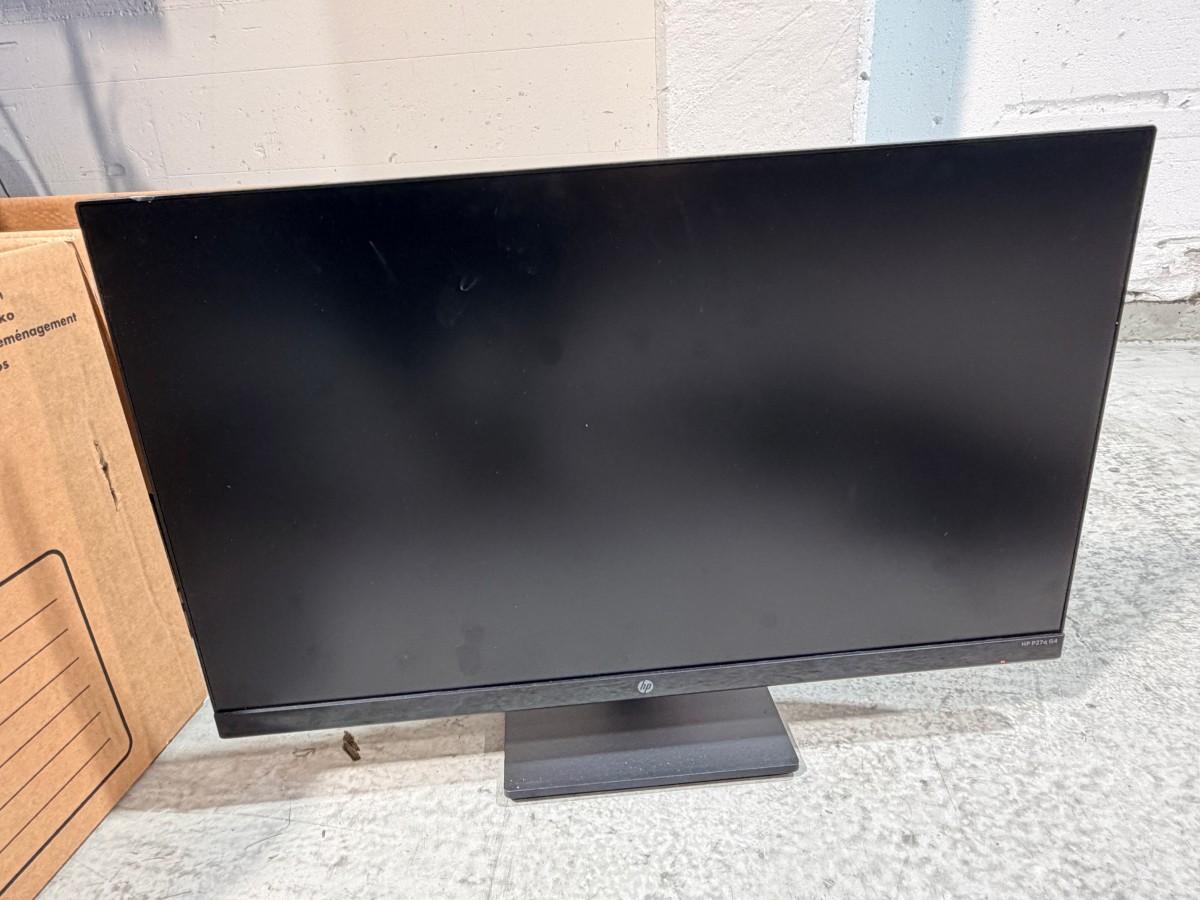 8 stk HP PC-skjermer med Lenovo ThinkPad USB-C-dokkingstasjoner og datautstyr
