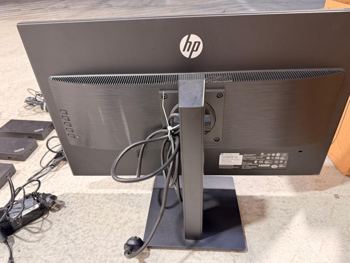 8 stk HP PC-skjermer med Lenovo ThinkPad USB-C-dokkingstasjoner og datautstyr