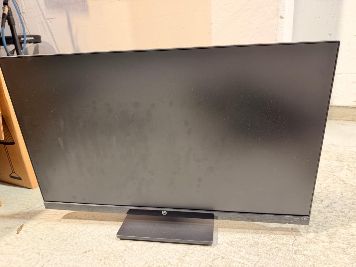 8 stk HP PC-skjermer med Lenovo ThinkPad USB-C-dokkingstasjoner og datautstyr