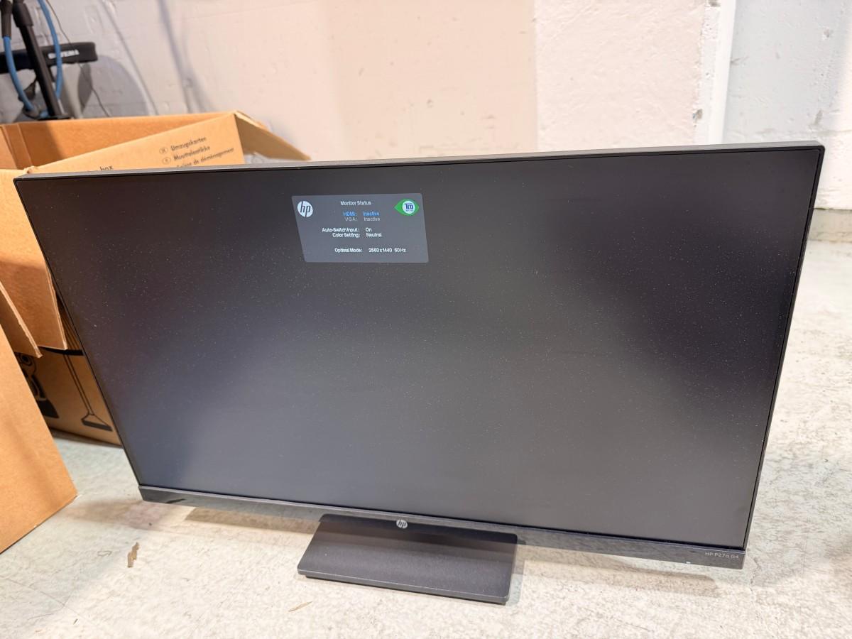 8 stk HP PC-skjermer med Lenovo ThinkPad USB-C-dokkingstasjoner og datautstyr