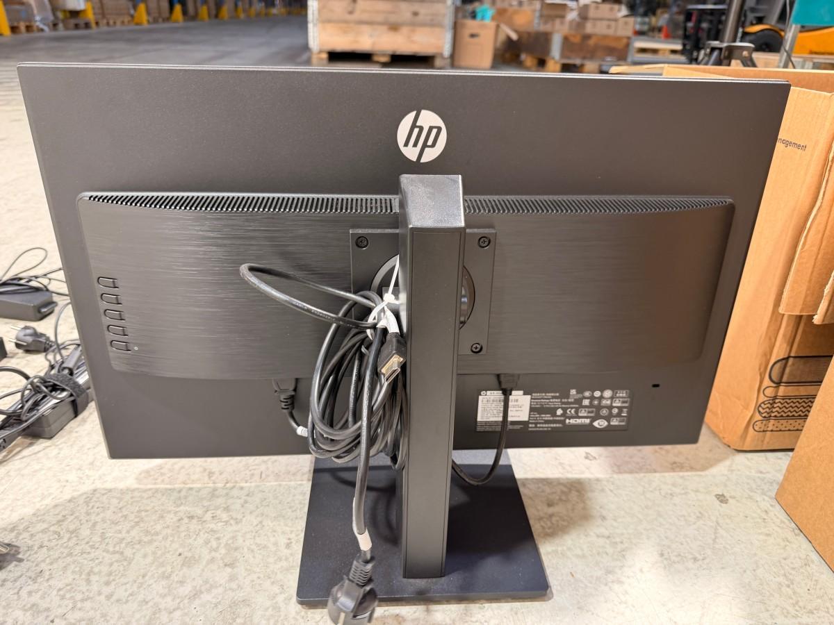 8 stk HP PC-skjermer med Lenovo ThinkPad USB-C-dokkingstasjoner og datautstyr