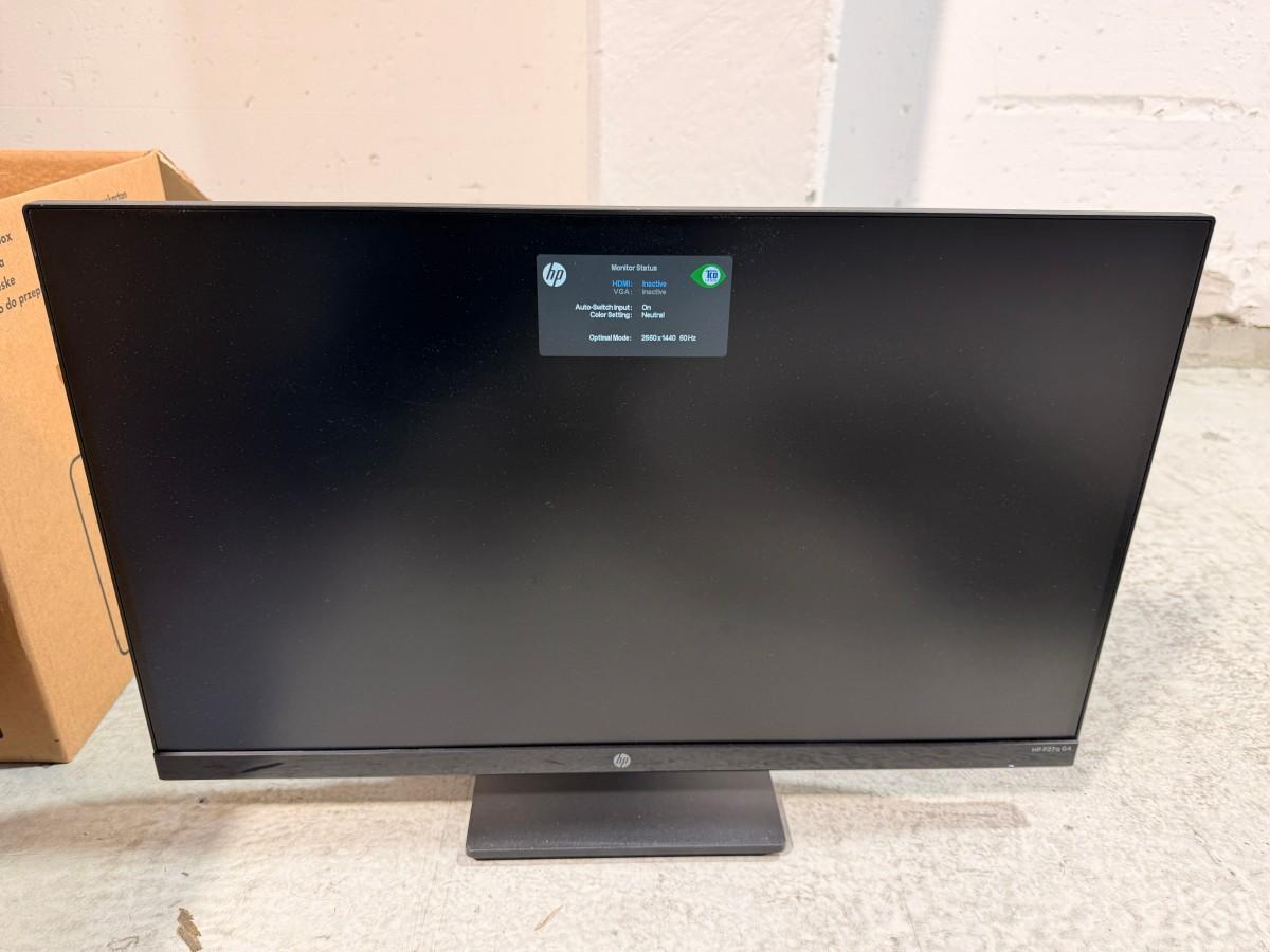 8 stk HP PC-skjermer med Lenovo ThinkPad USB-C-dokkingstasjoner og datautstyr