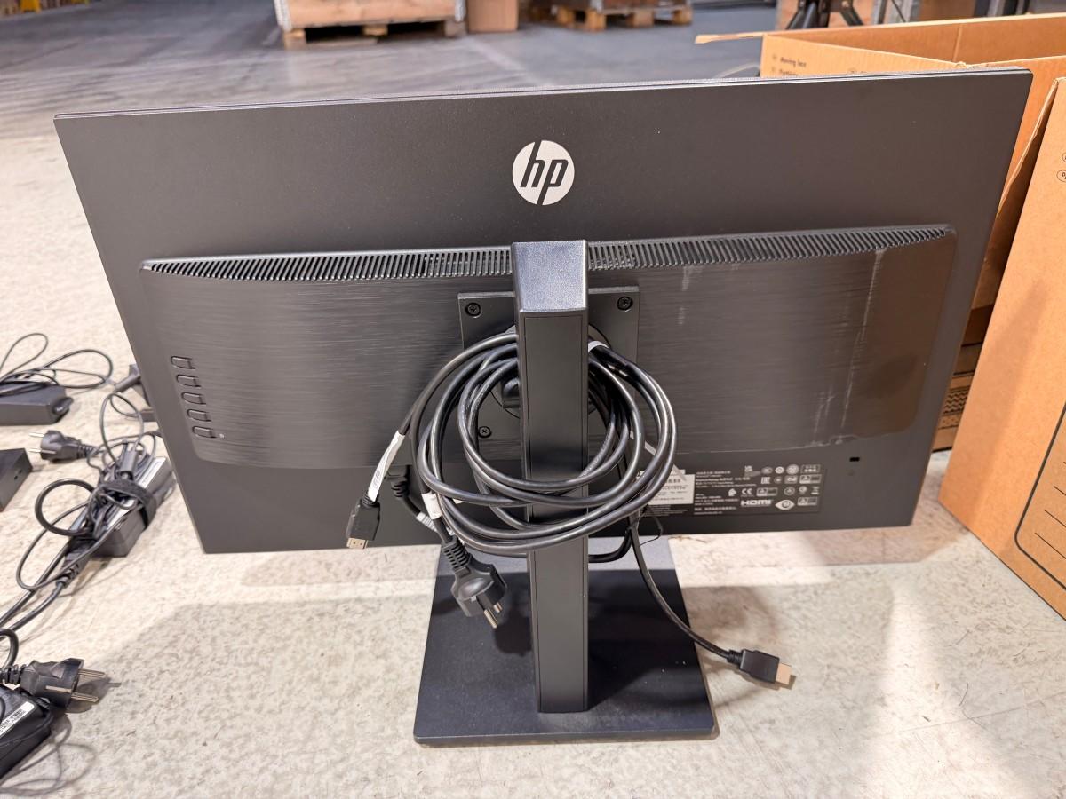 8 stk HP PC-skjermer med Lenovo ThinkPad USB-C-dokkingstasjoner og datautstyr