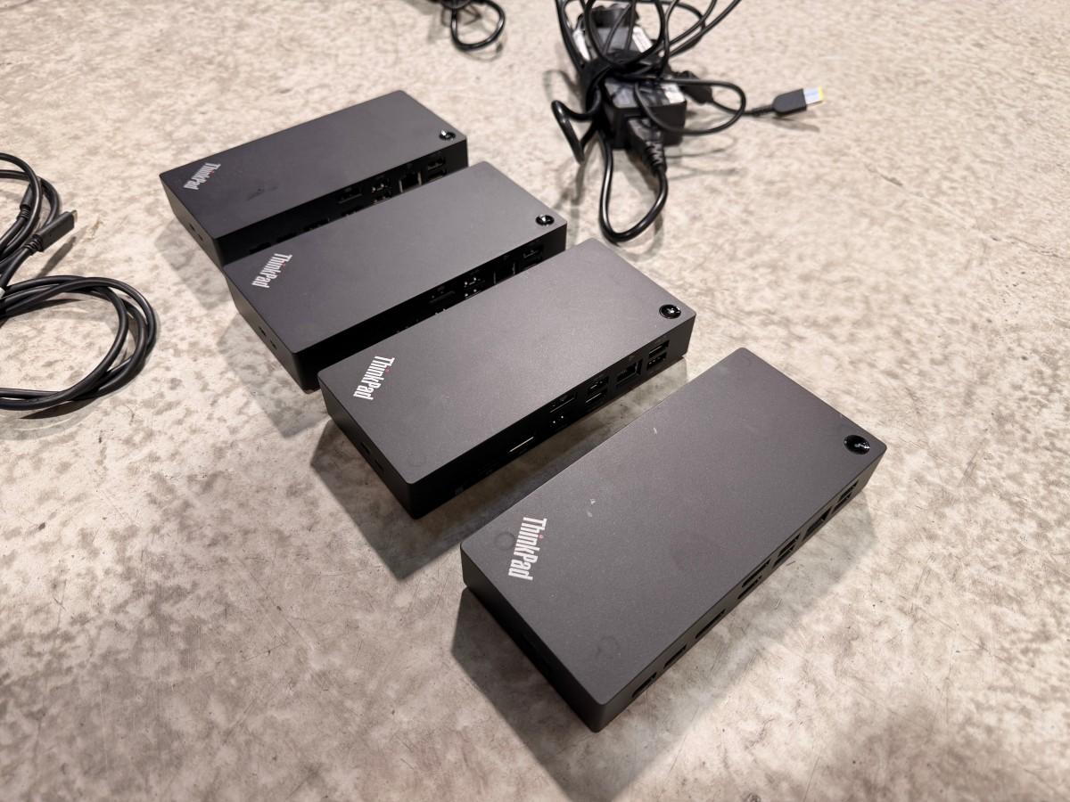 8 stk HP PC-skjermer med Lenovo ThinkPad USB-C-dokkingstasjoner og datautstyr
