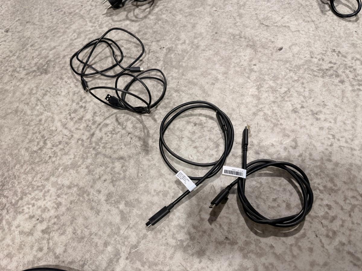 8 stk HP PC-skjermer med Lenovo ThinkPad USB-C-dokkingstasjoner og datautstyr