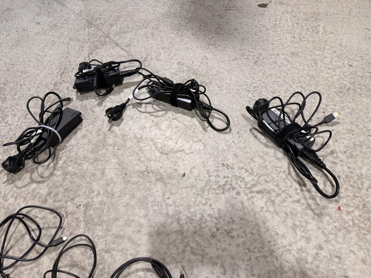 8 stk HP PC-skjermer med Lenovo ThinkPad USB-C-dokkingstasjoner og datautstyr
