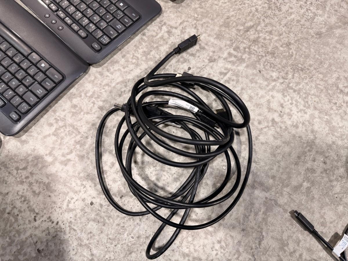 8 stk HP PC-skjermer med Lenovo ThinkPad USB-C-dokkingstasjoner og datautstyr