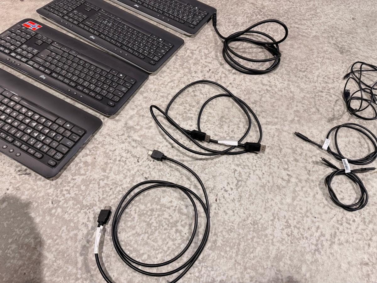 8 stk HP PC-skjermer med Lenovo ThinkPad USB-C-dokkingstasjoner og datautstyr