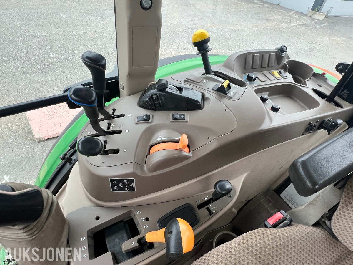 2015 John Deere 6110RC