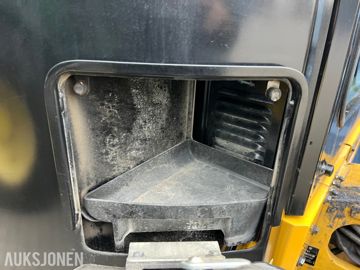 2025 Cat 302.7-07 CR. Engcon tilt, 2 skuffer.