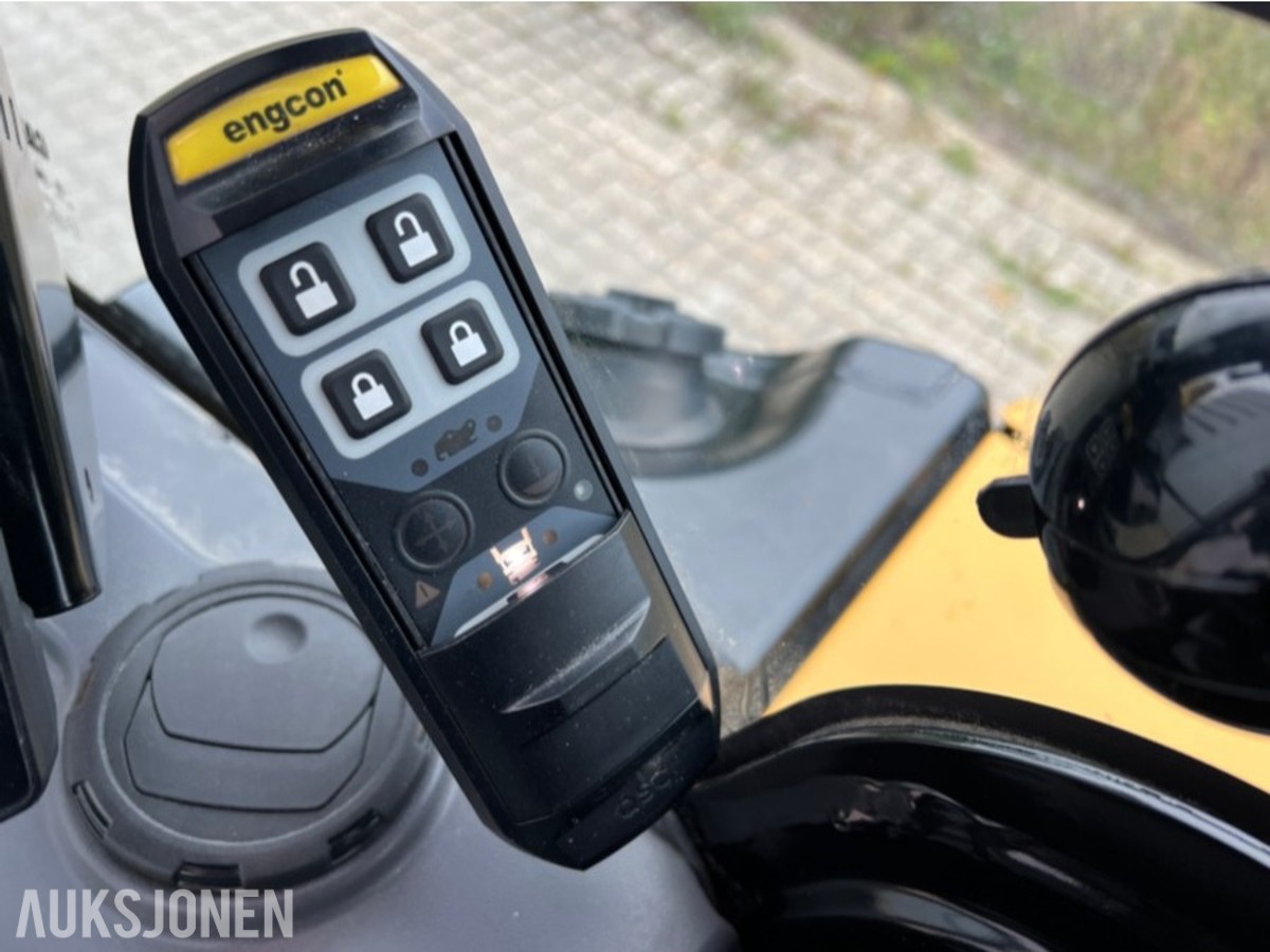 2025 Cat 302.7-07 CR. Engcon tilt, 2 skuffer.